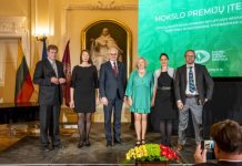 Įteiktos mokslo premijos užsienio lietuviams