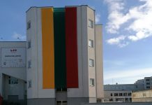 Kovo 11-osios proga Mykolo Romerio universitete išskleista milžiniška Trispalvė