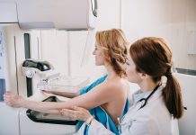 Gydytoja: moterys pasitikrinti dėl krūties vėžio dažnai ateina tik išgirdusios diagnozę artimųjų rate