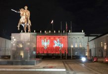 Lenkijos prezidento rūmų fasado iliuminacija Abiejų Tautų Respublikos Tarpusavio įžado priėmimo 230-ųjų metinių išvakarėse