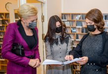 Lietuvos ir Lenkijos pirmosios ponios domėjosi informacijos prieinamumu žmonėms su negalia