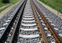 „Rail Baltica“: pasirašyta pirmoji rangos darbų sutartis statyboms Latvijos sienos link