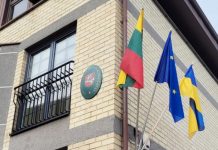 Šalia Lietuvos valstybinės vėliavos – Ukrainos vėliava