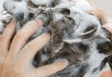 Galvos plovimas tik kartą per savaitę: 5 švarių ir žvilgančių plaukų patarimai
