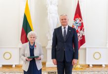 Sangrūdiškei D. T. Burinskienei – apdovanojimas iš Prezidento rankų