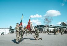 5 mitai apie tarnybą Lietuvos kariuomenėje: sužinokite, ką apie juos mano iš užsienio į tarnybą atvykę lietuviai