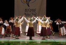 Punskiečių liaudiški šokiai sužavėjo konkurso komisiją
