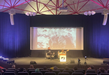 Gatvės poetika skambant boso gitarai