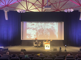 Gatvės poetika skambant boso gitarai