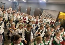 Suvalkuose dūzgė šokių avilys