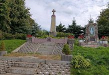 Klevų kryžiai saugo kaimo istoriją