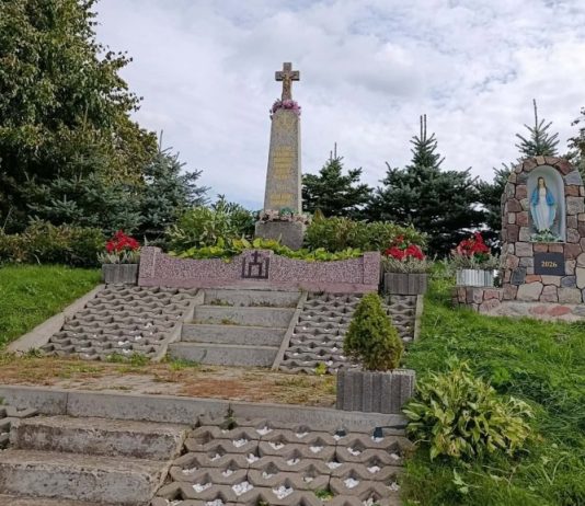 Klevų kryžiai saugo kaimo istoriją