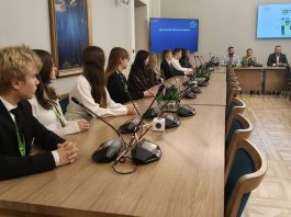 Lietuvių jaunimo balsas skambėjo Varšuvoje Vaikų ir jaunimo Seime